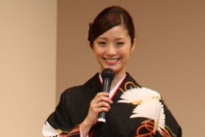 上戸彩、M-1司会「激やせ」映像の衝撃　「足が細い、細すぎだよ」