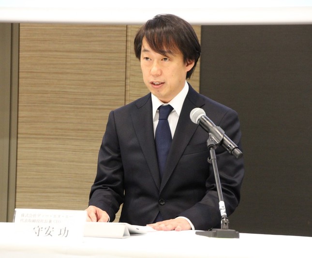 会見に臨む守安社長（2016年12月7日撮影）