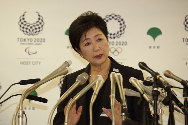 東京都の小池百合子知事は「離党論」について「私自身が決める」と述べた（写真は2016年8月撮影）