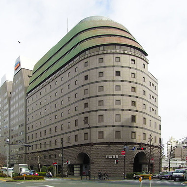工場のIoT化を進める（写真は日清食品の東京本社ビル。Wikimedia Commonsより）
