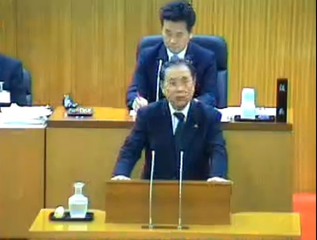 飯塚市議会で陳謝する斉藤守史市長（ユーストリームの中継動画より）
