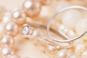 クリスマスプレゼントの墓場　メルカリ、早くも女性アクセサリー大量出品