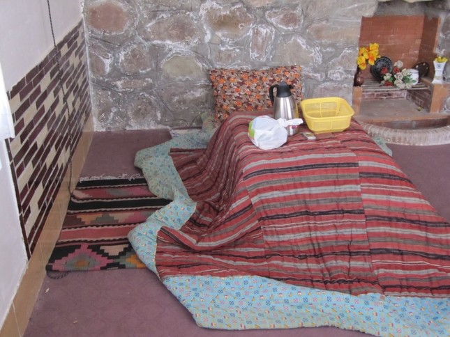 こたつにそっくりな「コルシ」（Wikimedia Commonsより）