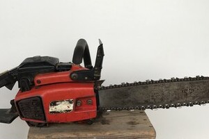 チェーンソーでスタッフ威嚇する動画　「配達員気の毒すぎる...」