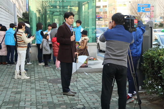 テレビ局の記者も現地からレポートしていた
