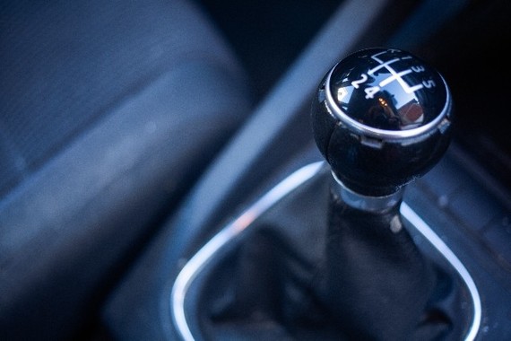 シフトチェンジについて熱弁をふるう（画像はイメージ）