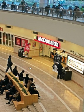 マック、「無料コーヒー」キャンペーン、行列できず・・・（写真は、マクドナルド「大崎ゲートシティ店」2017年1月16日8時30分撮影）