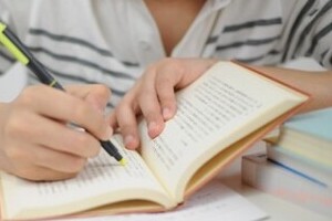 「給付型奨学金」めぐる社説バトル　「さらに拡充を」VS「疑問」を連発