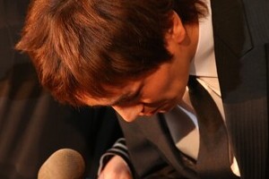 狩野英孝、「肉体関係」質疑の一部始終　「17歳と淫行」疑惑で会見