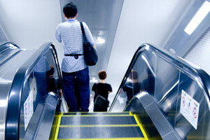 ベビーカー押してエスカレーター利用　「危険だと分かるけど...」母親の事情
