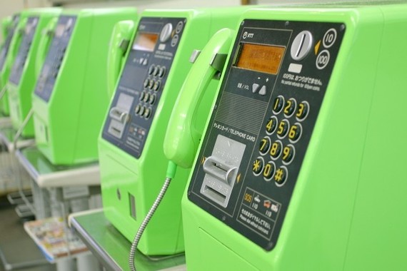 公衆電話の設置数は、10年前から半減している！
