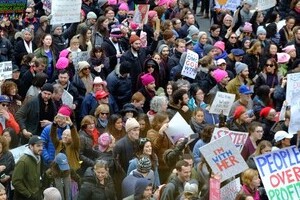 岡田光世「トランプのアメリカ」で暮らす人たち 五番街、警官も支持するベトナム戦争以来のデモ　