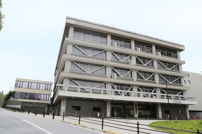 もう50年前とは違う？（写真は日本学生支援機構の市ヶ谷事務所。Wikimedia Commonsより）