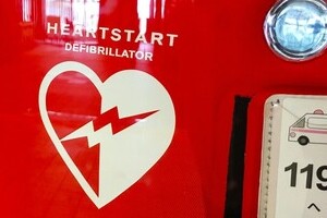 エビ中・松野莉奈を襲った「不整脈」　AEDはどう使えばいいのか