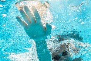 衝撃！プールでオシッコする人多すぎ　毒ガス成分でぜん息になる競泳選手