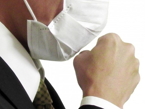 すき間から花粉が入り込まないように装着しよう