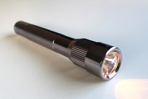 理由なく「懐中電灯」持ってると逮捕される　軽犯罪法違反になる意外な物品