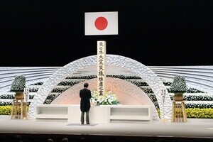 安倍首相、追悼式で「原発事故」言及せず　際立つ秋篠宮さまとの「差」