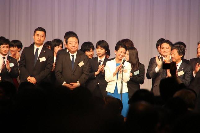 党大会閉会後に壇上で談笑する党執行部