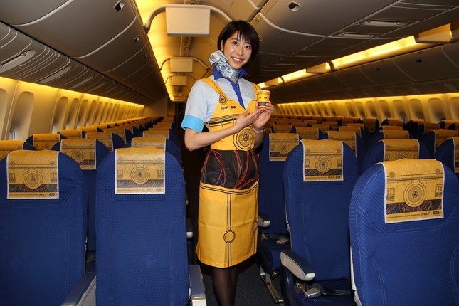機内のヘッドレストカバー、紙コップ、客室乗務員が身につけるCAエプロンが特別デザインになる