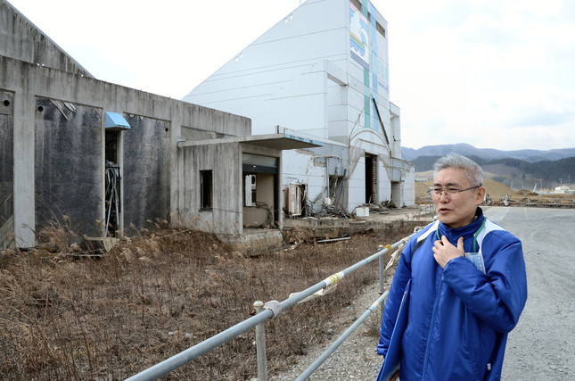 津波で破壊された「タピック45」をガイドする河野さん
