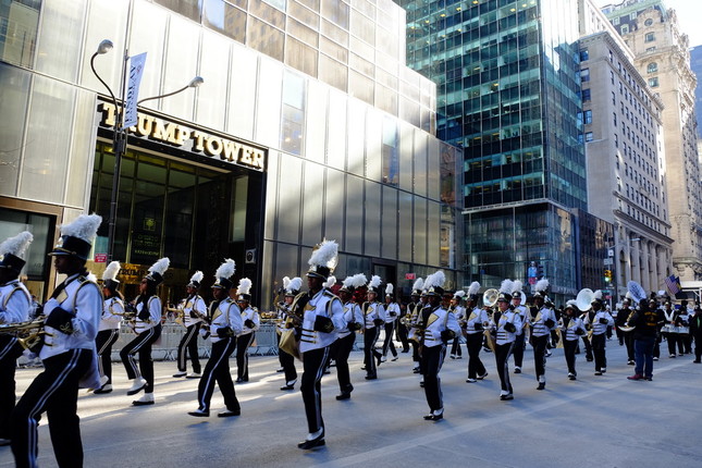 トランプタワーの前を行進するセント・パトリックス・デー・パレード