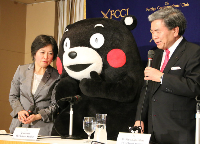 通訳（左）がくまモンに翻訳している（写真は2017年3月27日撮影）