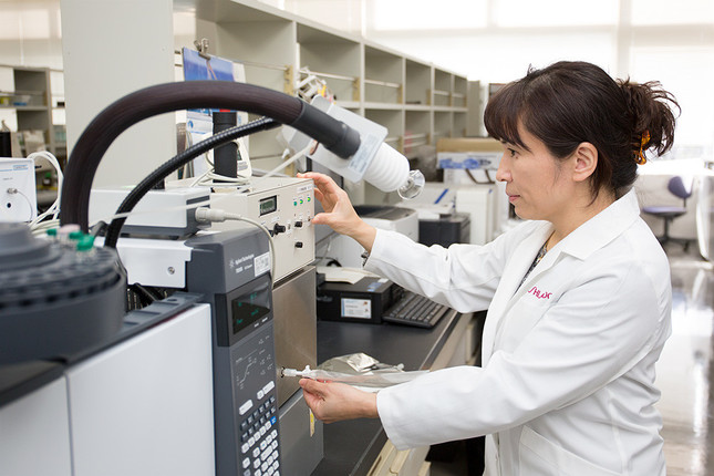 加齢臭のにおい成分を分析する研究者（資生堂提供）