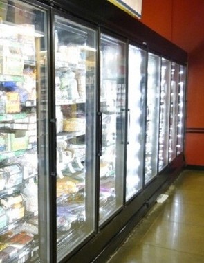 スーパーやコンビニなどでは冷凍食品売り場が大きなスペースを占めるようになっている