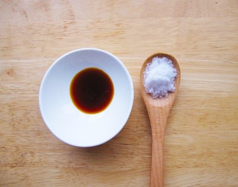 塩分のとりすぎに注意を（塩としょうゆ）