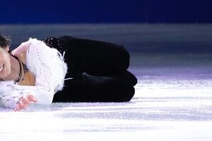 羽生結弦、まるで「地上に降りた天使」　氷上に倒れる姿に胸キュン続出