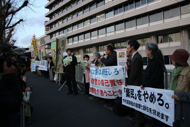 復興庁前では7日夕方、今村復興相の辞任を求める街頭アピールが行われた