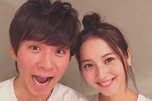 佐々木希＆渡部も「白シャツ」2ショット　芸能人の結婚発表の新「しきたり」!?