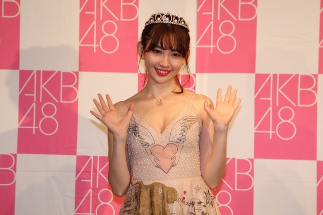 記者会見前に写真撮影に応じる小嶋陽菜さん