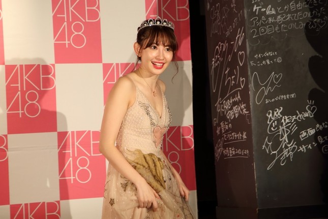 会見場を後にする小嶋陽菜さん
