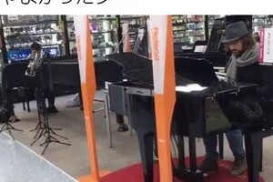 ヨドバシのピアノ売り場がライブ会場に　来店客2人が即興「戦メリ」の美しい旋律