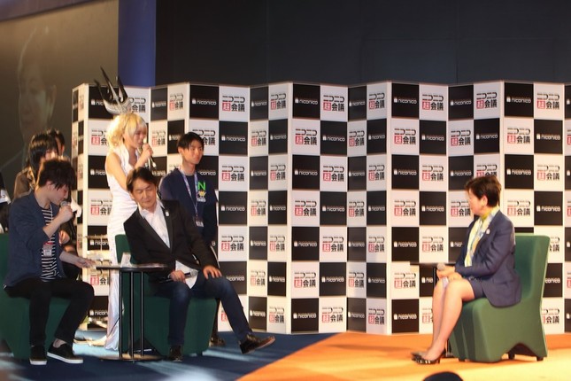 壇上のコスプレーヤーらが小池知事に質問した