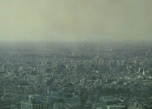 日本でも一部地域で空がかすんだ（写真はイメージ）
