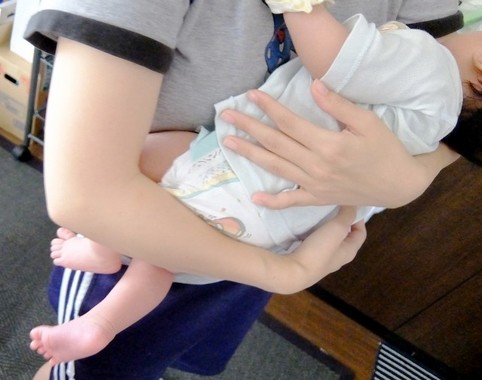 乳幼児との濃厚接触で感染するかもしれない（写真と本文は関係ありません）
