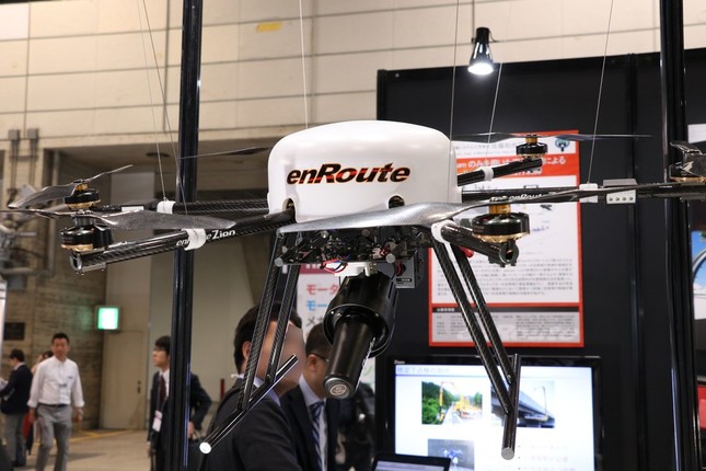 イノシシを始めとする野生動物撃退のため、スピーカーを取り付けられたドローン
