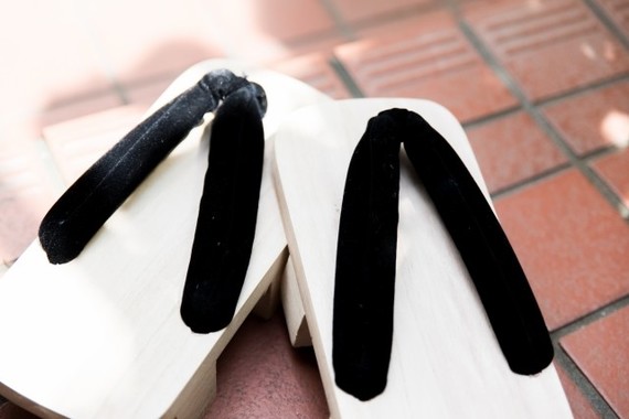 下駄でデパートはNG？（写真はイメージ）