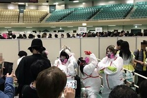 アイドル「防護服でハグ」イベントが波紋　それでもファンが歓喜した理由