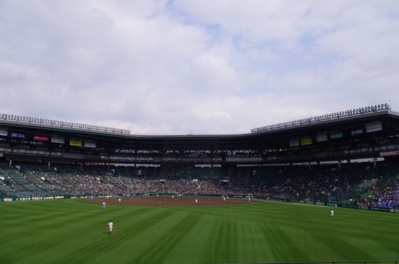 阪神はホームグラウンドの甲子園球場で首位に立った