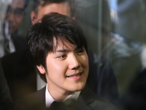 小室圭さん「スーツボタン全留め」に関心集まる　専門家の見解は