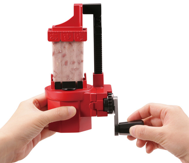 次にハンドルを回せば、かき氷に！