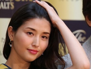 橋本マナミがセクシーキャディに　「『ホールインワン』したい！」と妄想も