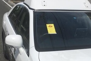 パトカーに駐禁ステッカー　山口県警「駐車違反でない」