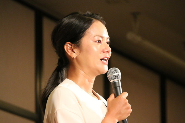 退場前最後のあいさつでは目に涙を浮かべた