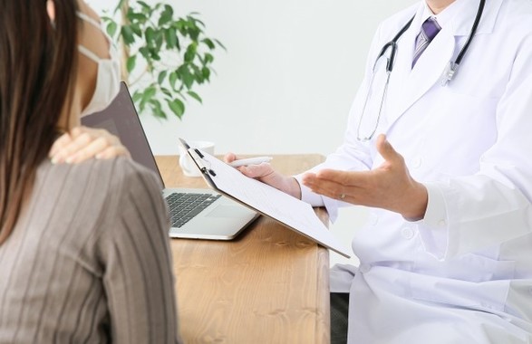 「肩にグッと痛みが」「グーッと、ですか」「いえ、グッと…」
