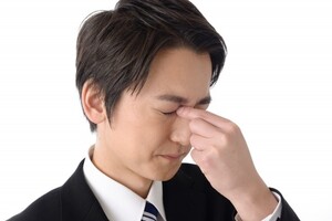 老眼のせいだけではない40代の目の不調　8割の人にある「斜めに見る」クセとは？